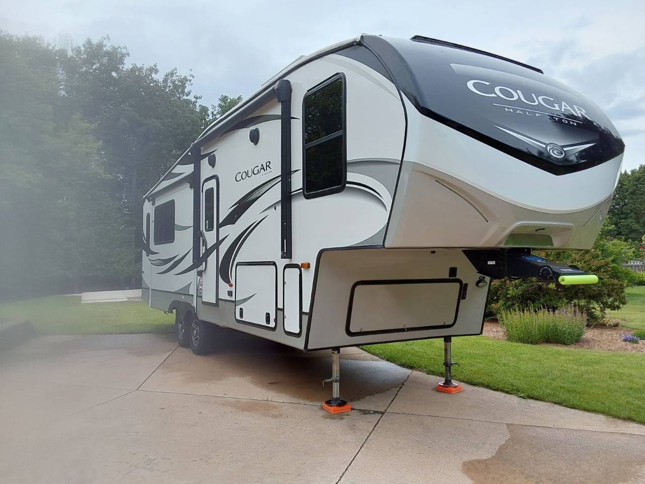 2022 31' Cougar Half-Ton